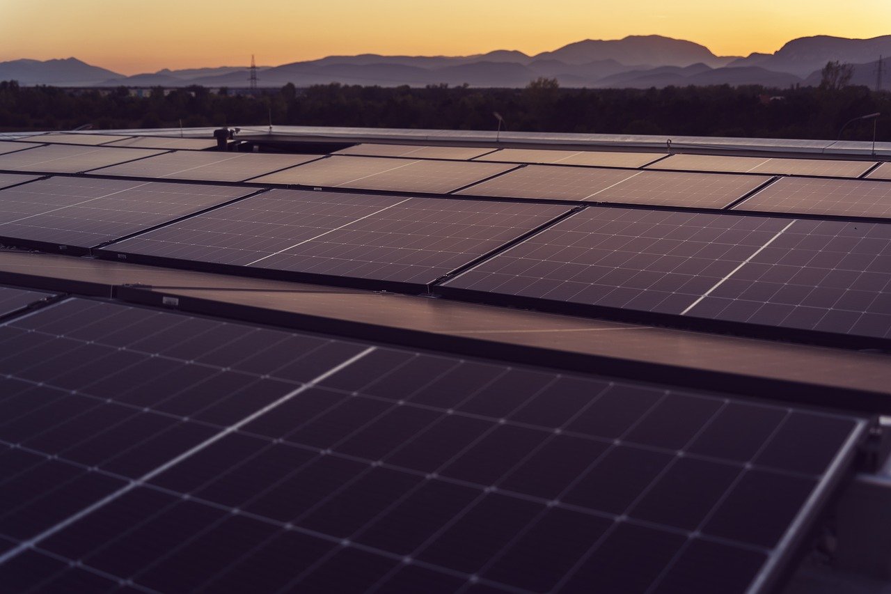 Photovoltaik im Sonnenuntergang